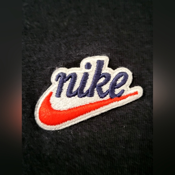 Nike Black Heritage Chest Appliqué Logo Tee - Size Small - Picture 2 of 2